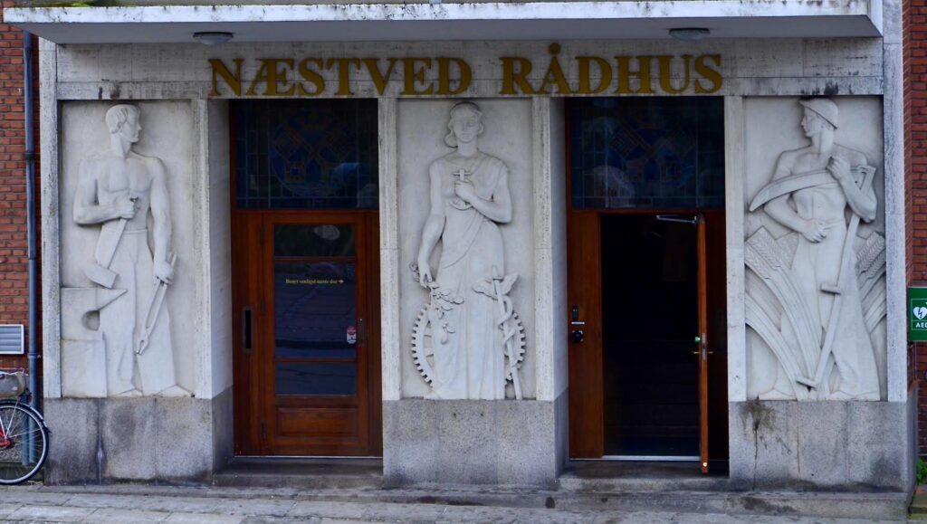 Reliefy zdobiące portal ratuszowy w Næstved,  dłuta Arnego Banga