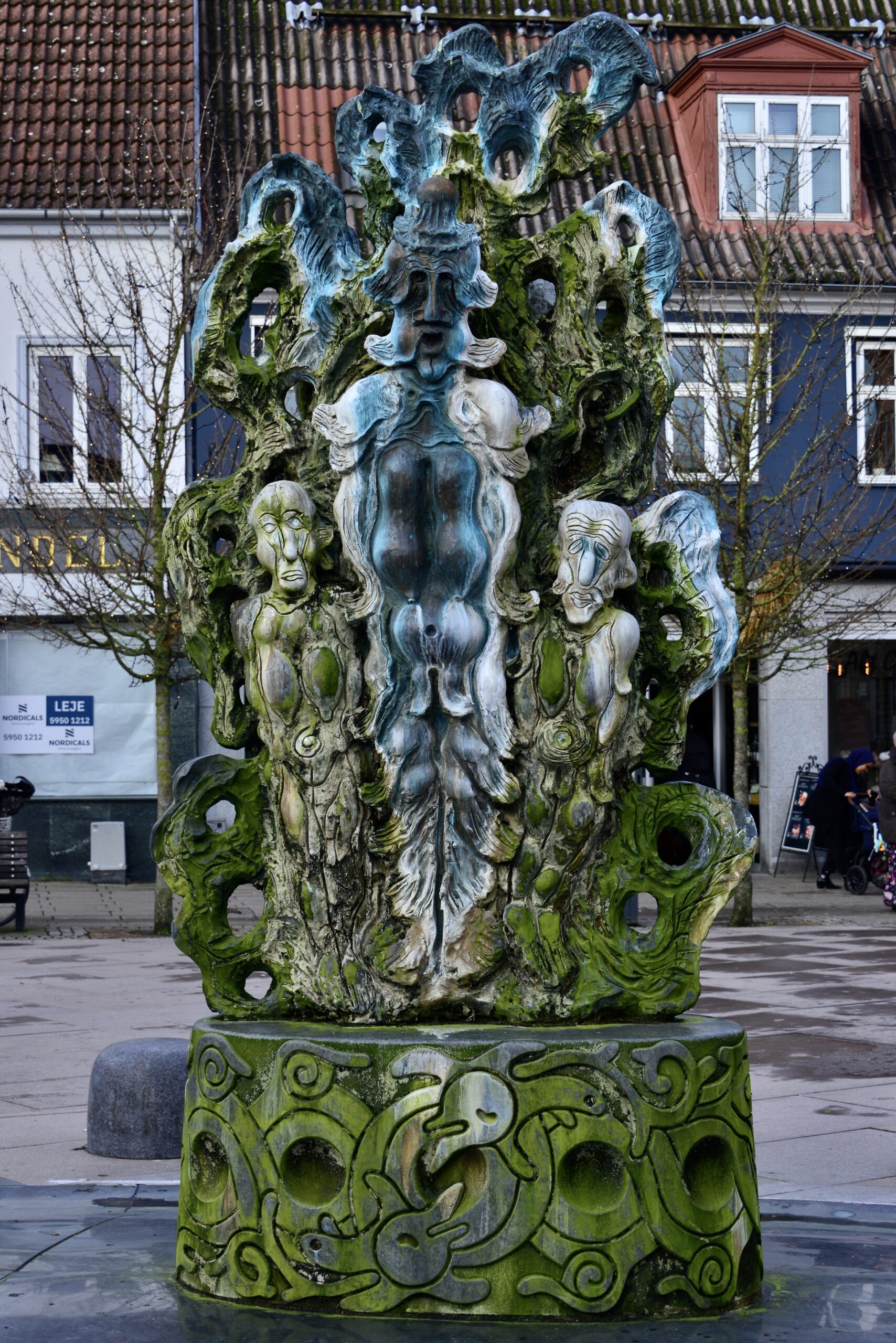 "Slattenplatten z córkami" rzeźba Bjørna Nørgaarda na Axeltorv w Næstved 