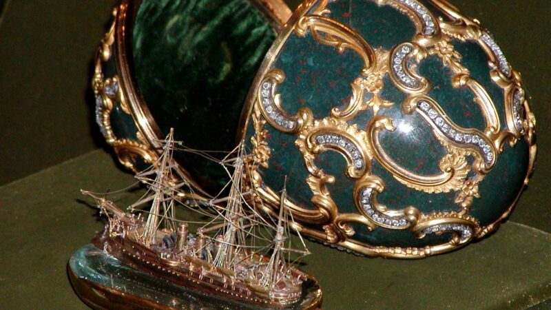 1891. Jajko z miniaturką okrętu Pamięć Azowa (Memory of Azov Egg) Aleksander III dla Marii Fiodorowny. Obecnie w zbiorach Kremla.