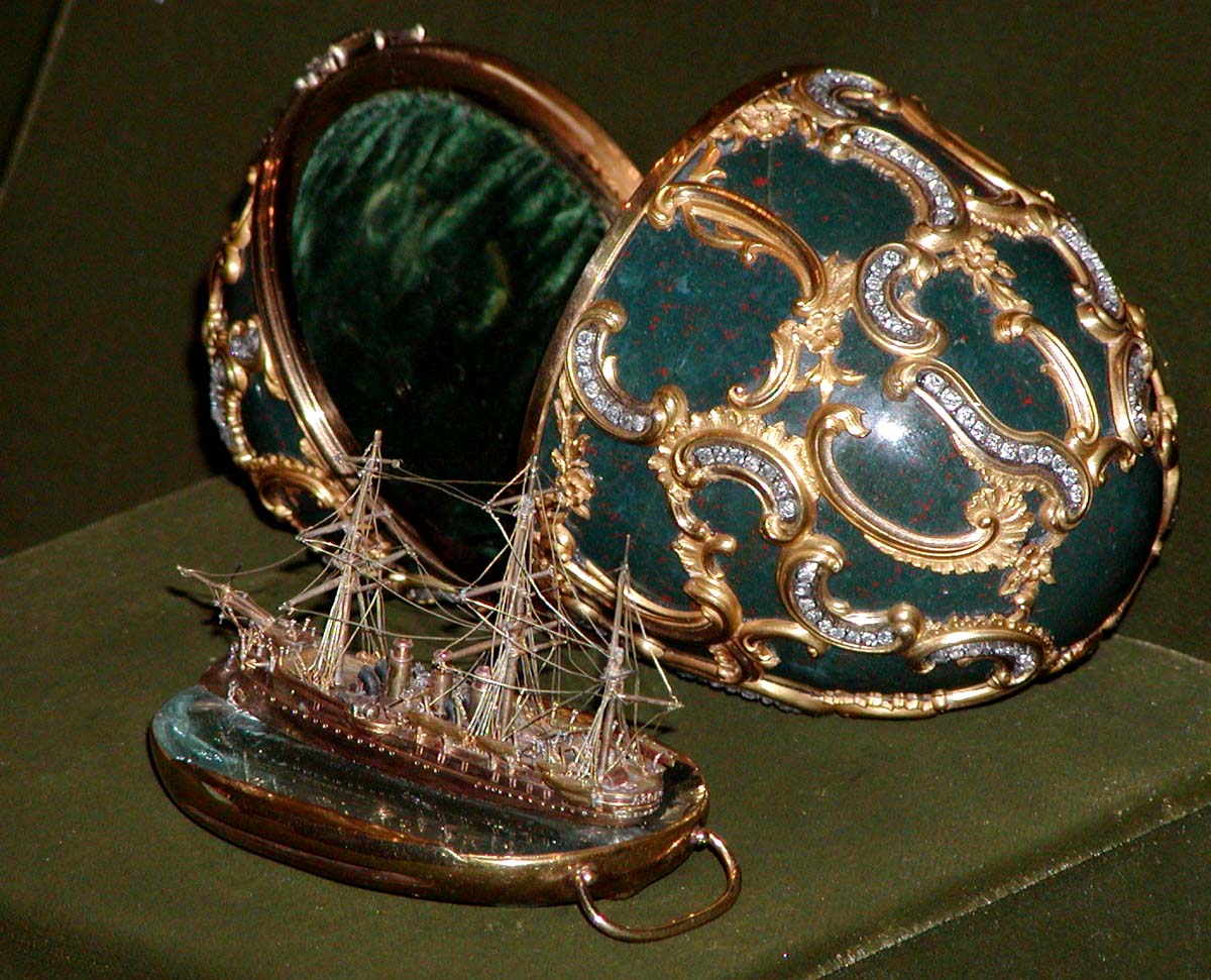 1891. Jajko z miniaturką okrętu Pamięć Azowa (Memory of Azov Egg) Aleksander III dla Marii Fiodorowny. Obecnie w zbiorach Kremla.