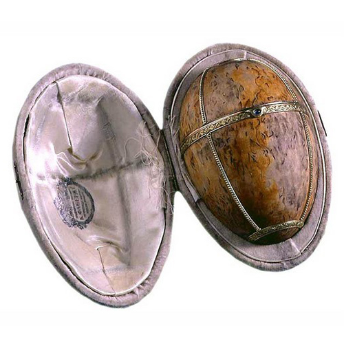 1917. Jajko z brzozy karelskiej (Carelian Birch Egg) Mikołaj II dla Marii Fiodorowny. Obecnie w Muzeum Faberge w Baden Baden.